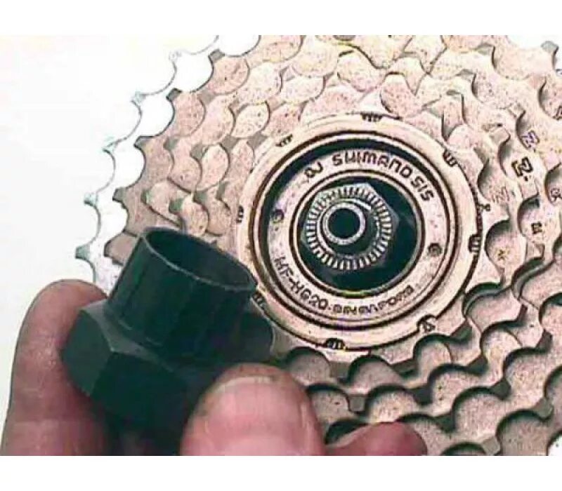 Трещотка заднего колеса велосипеда. Ключ для кассеты Shimano на велосипеде. Трещетка шимано подшипники верх. Обгонная муфта катушки шимано 4000. Велосипеде заднего Shimano трещетка.