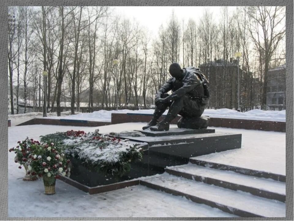 Памятник афганцу сыктывкар. Мемориал память челябинск. Мамаев курган волгоград скорбящая мать. Главный скорбящий. Мемориал скорбящий воин сыктывкар.