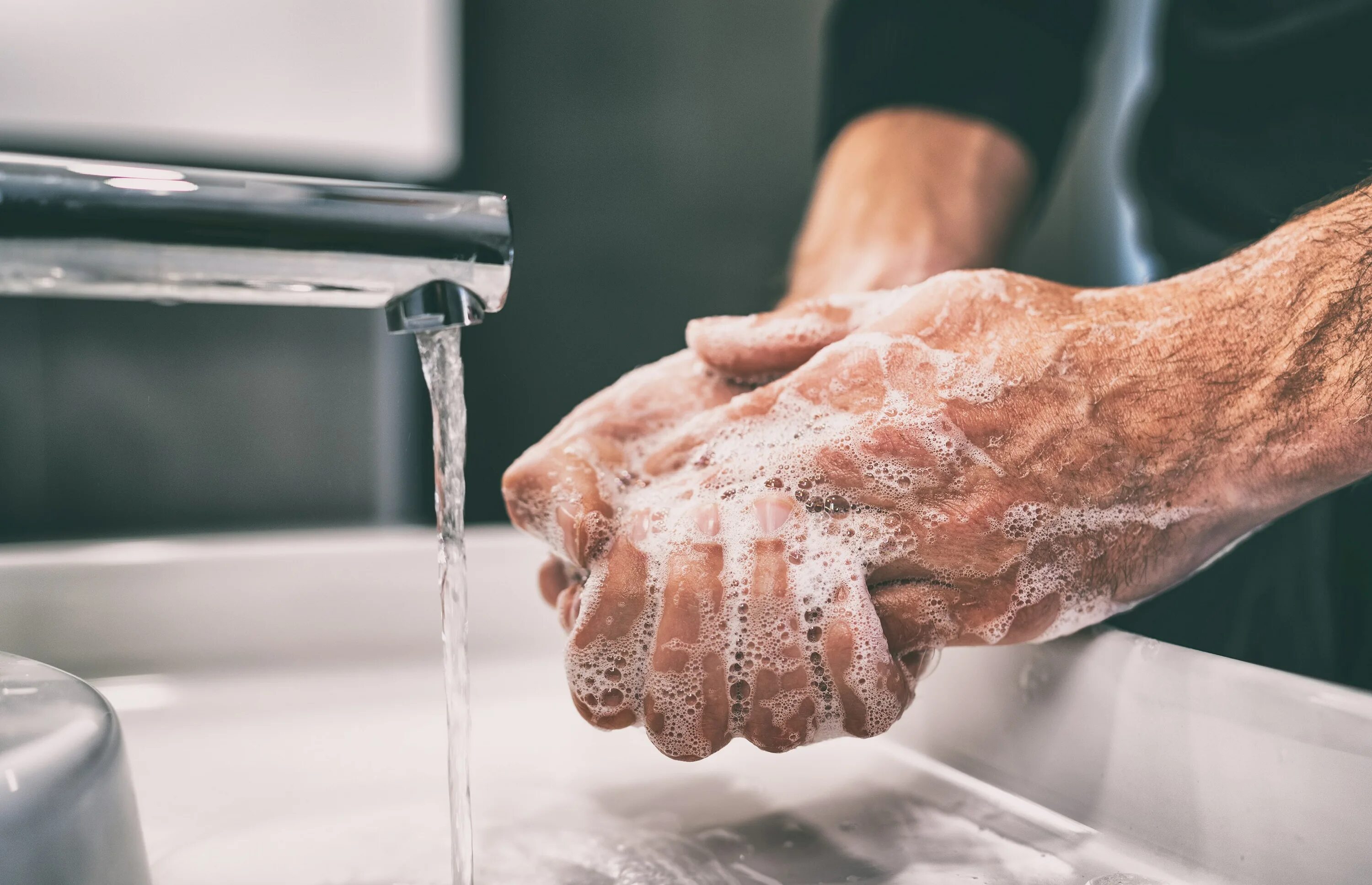We wash hands. Мытье рук. Гигиена рук. Тщательное мытье рук. Мытье рук с мылом.