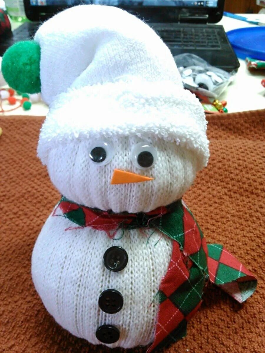 поделка снеговик. снеговички своими руками. покажи как можно сделать снеговика. снеговик из синтепона. новогодняя поделка в садик снеговик из носков.