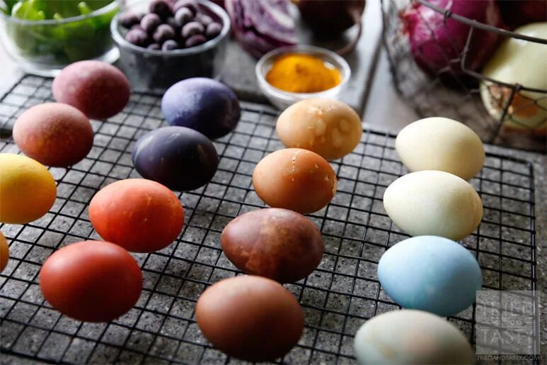 Окрашивание яиц. Окрашивание яиц натуральными красителями. Окрашивание яиц на Пасху. Пасхальные яйца натуральные красители.