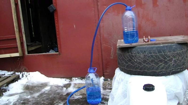 Выкачанная из бака вода. Насос из канистры без электричества. насос для слива бензина из бака. перекачка топлива из канистры в бак. насос для воды из канистры.