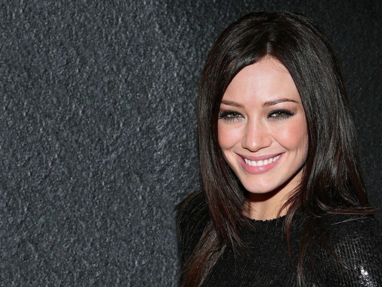 хилари дафф брюнетка. наоми уоттс с темными волосами. брюнетка с веснушками. запах ее темных волос когда выйдет. наоми уоттс фото брюнетка.