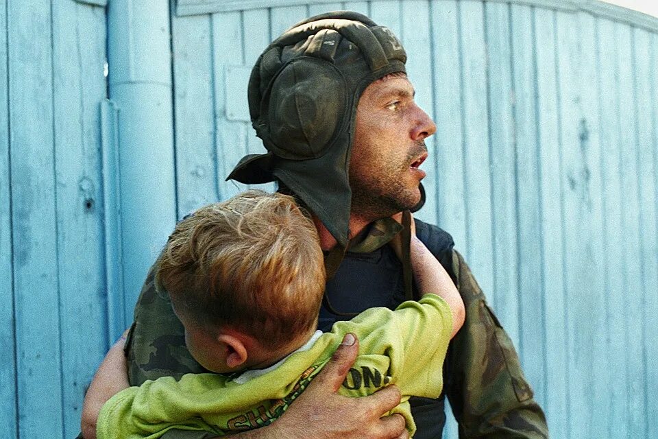 Захват заложников в Буденновске 1995. Военный с ребенком. Захват мирное