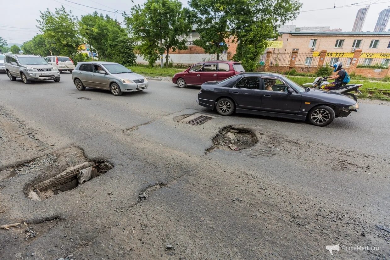 Есть дорога на владивосток. Владивосток дороги. Плохие дороги Владивостока. Объезжать ямы. Яма на объездной.