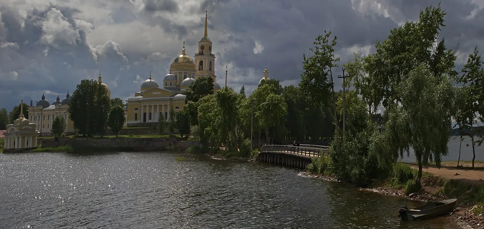 Нилов монастырь сайт. Нило-Столобенская пустынь. Озеро Селигер Нилова пустынь. Нилова пустынь на Селигере. Нило Столобенский монастырь.