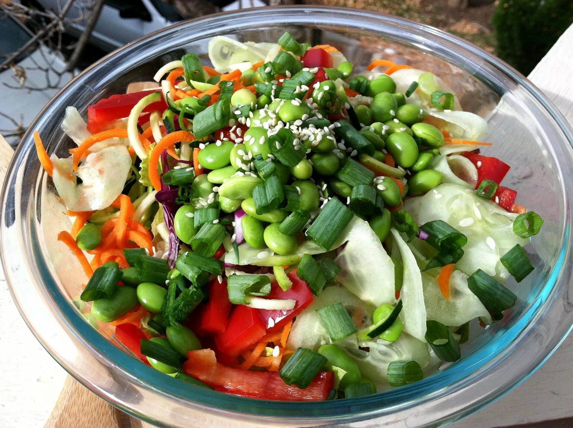 Название салатов из овощей. Салаты. Овощной салат. Красивый салат из овощей. Салат с зеленым луком.