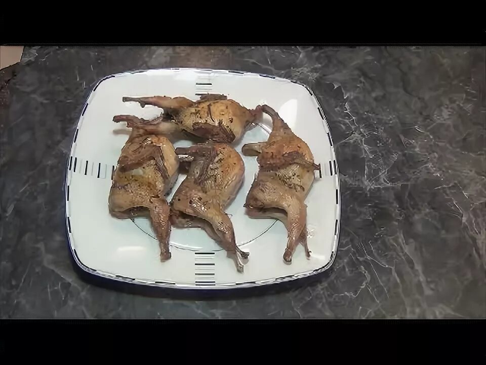Перепел рецепт вкусный. Перепелка жареная. перепел жареный. жареные перепела на сковороде. перепела во фритюре.