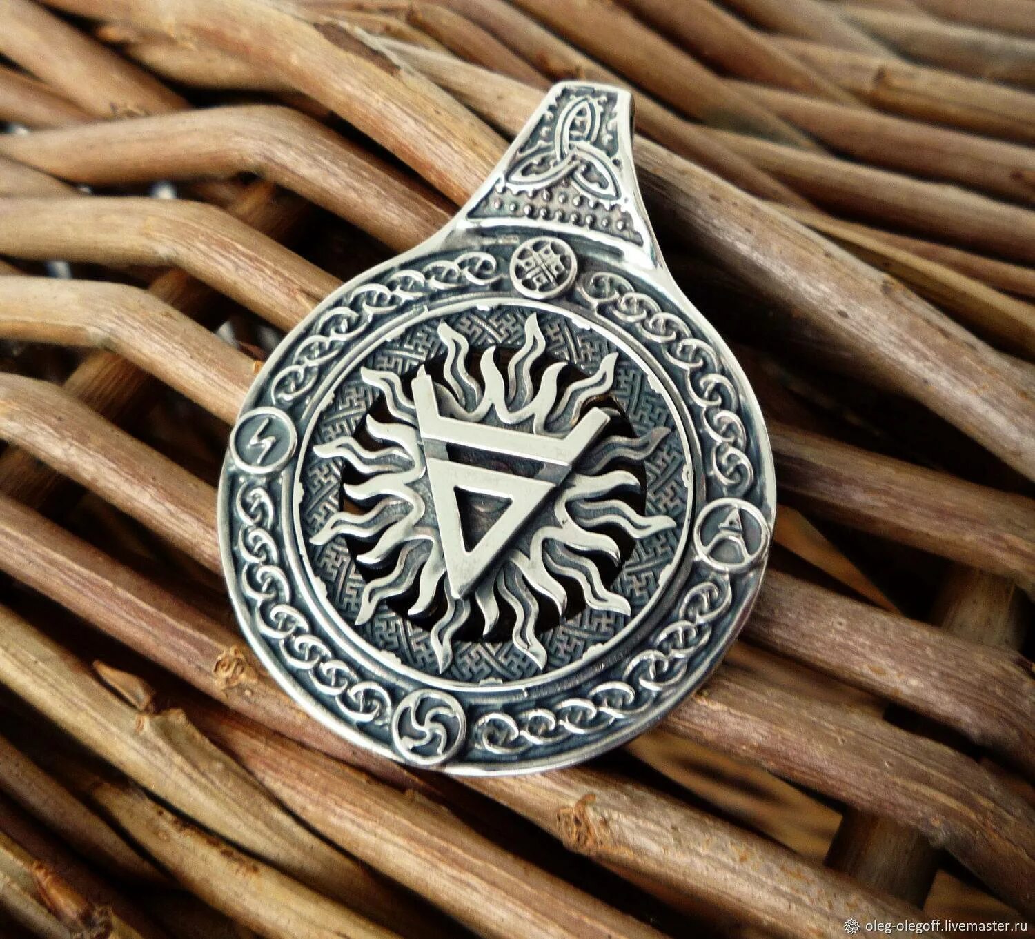 деревянные славянские обереги. мужской амулет столбик. талисман февраля. славянский символ рожаница. чертог ворона амулет.