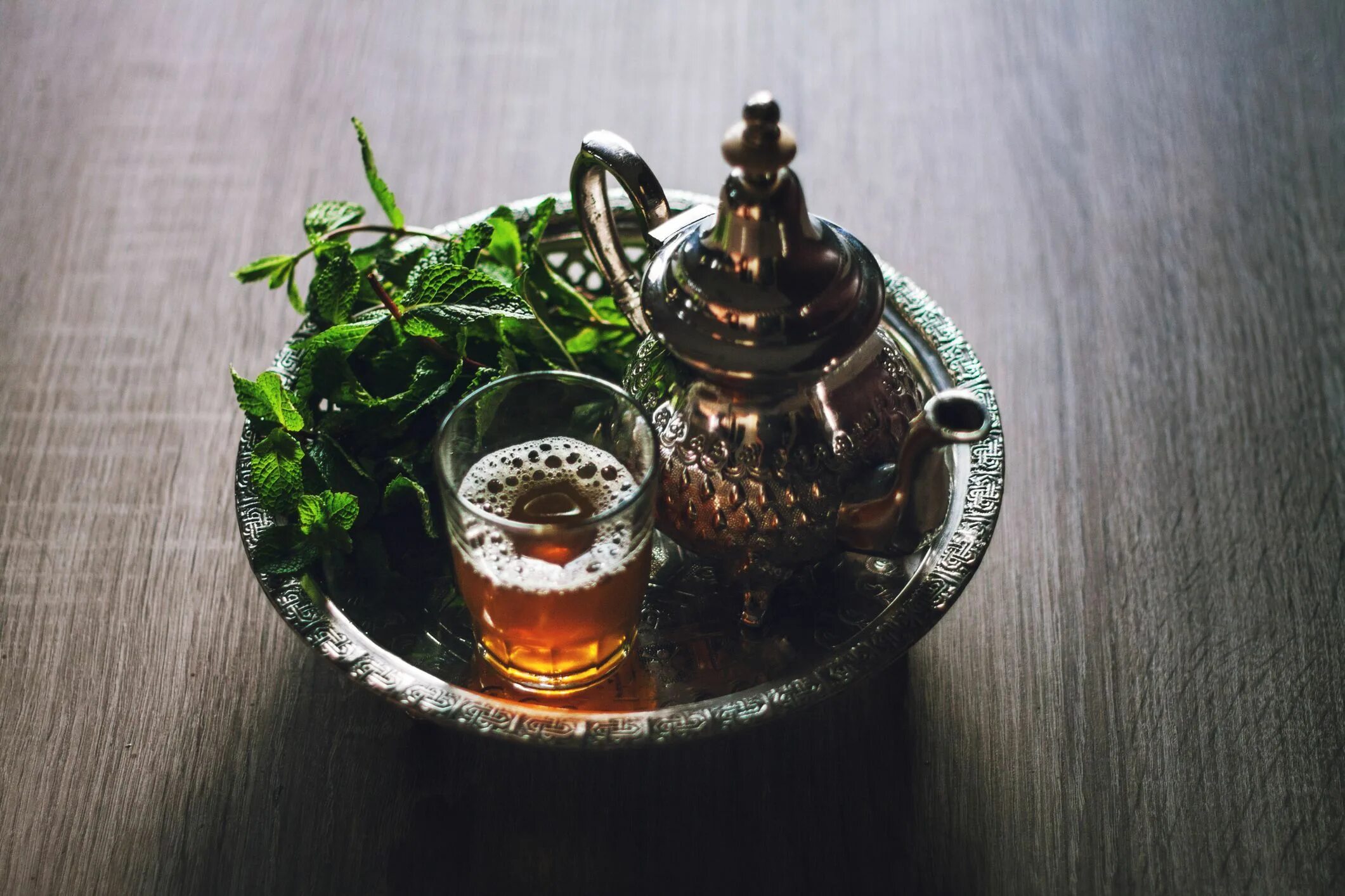 Можно пить чай с мятой на ночь. Moroccan mint tea. чай с мятой. марокканский чай с мятой. марокканская чайная церемония.