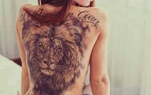 Туту на спине лев у девушки. Лев на спине девушки. Лев на спине девушки. Тату лев женская. Самые красивые татуировки на спине.