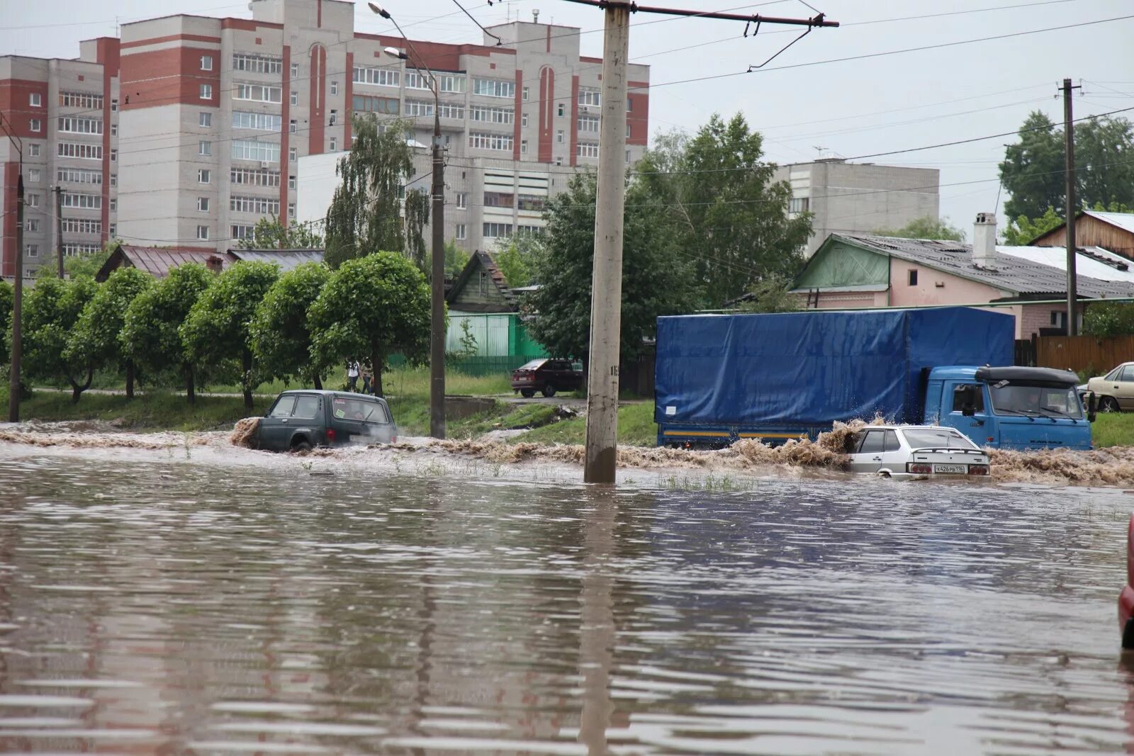 Города где наводнение. Наводнение в городе. Наводнение в крупном городе. Затопление Россия город. Новокубанск наводнение.