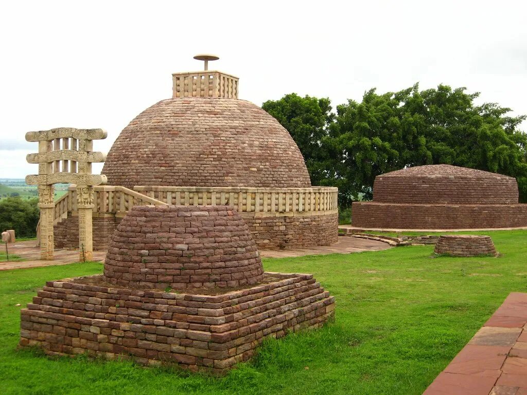 Санчи Индия. Большая ступа в Санчи. 3 В. до н. э.. Архитектура древней Индии ступа. Ступа Санчи Индия внутри.