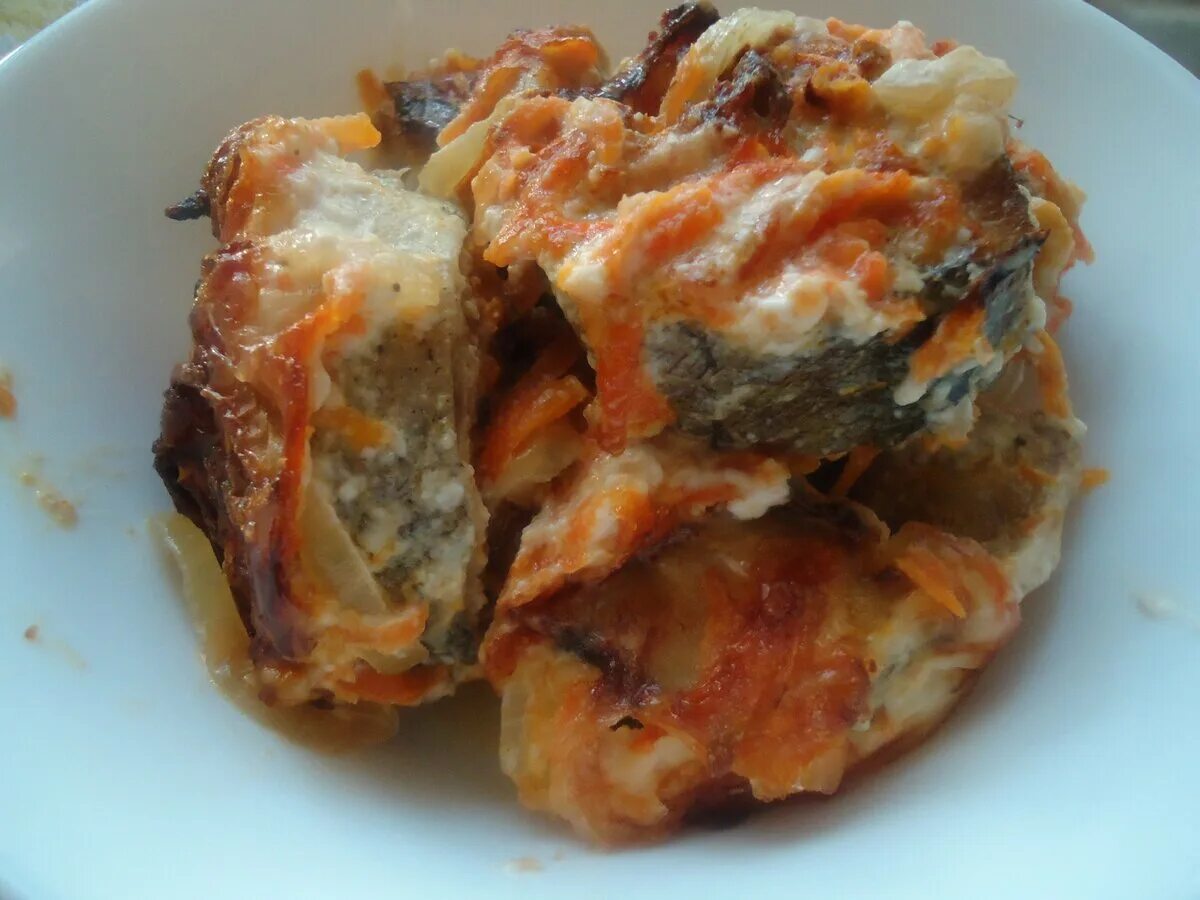 Рецепт минтая в духовке с морковью. Минтай тушеный с овощами. минтай в духовке с морковью и луком. минтай в духовке с морковью. рыба минтай в духовке с морковью и луком.