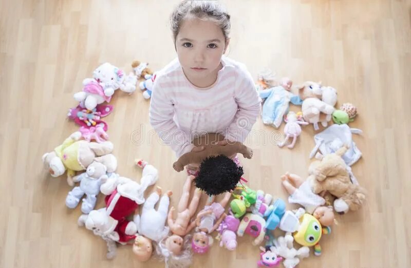 Девочку много игрушек. Много игрушек для детей. Много игрушек для девочек. Много игрушек в руках. В руках девушки много игрушек.