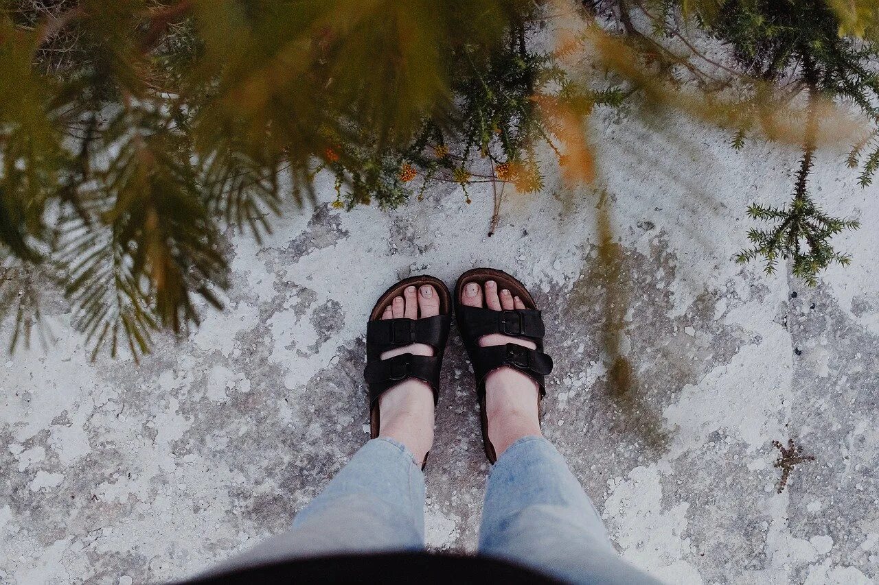 Ноги в снегу. Кроссовки на снегу. Кеды зимой. Женские ноги на снегу.