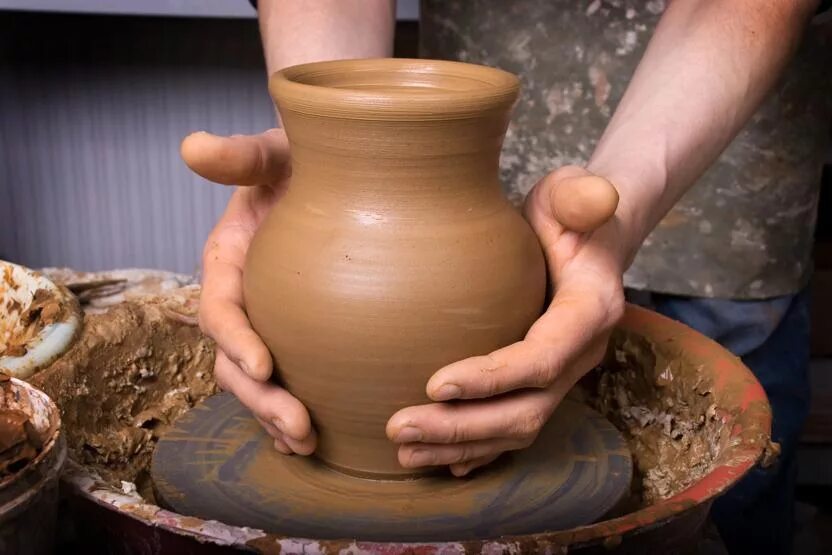 Изготовляет глиняную. Гончар керамист узбекистан. Гончарные изделия. Гончарная мастерская пайн ривер. Гончарные изделия.