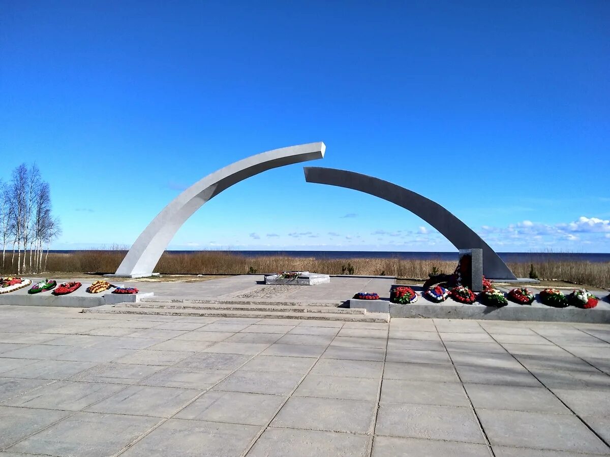 ленинград мемориал разорванное кольцо. памятник на берегу ладожского озера. памятник на берегу ладожского озера. мемориал дорога жизни разорванное кольцо. монумент на ладоге разорванное кольцо.