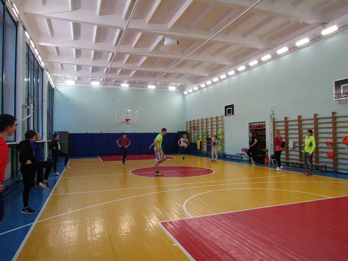 Спортивный зал. Спортзал в техникуме. Спортзал в колледже. Техникум спортзал. Спортзал в техникуме.