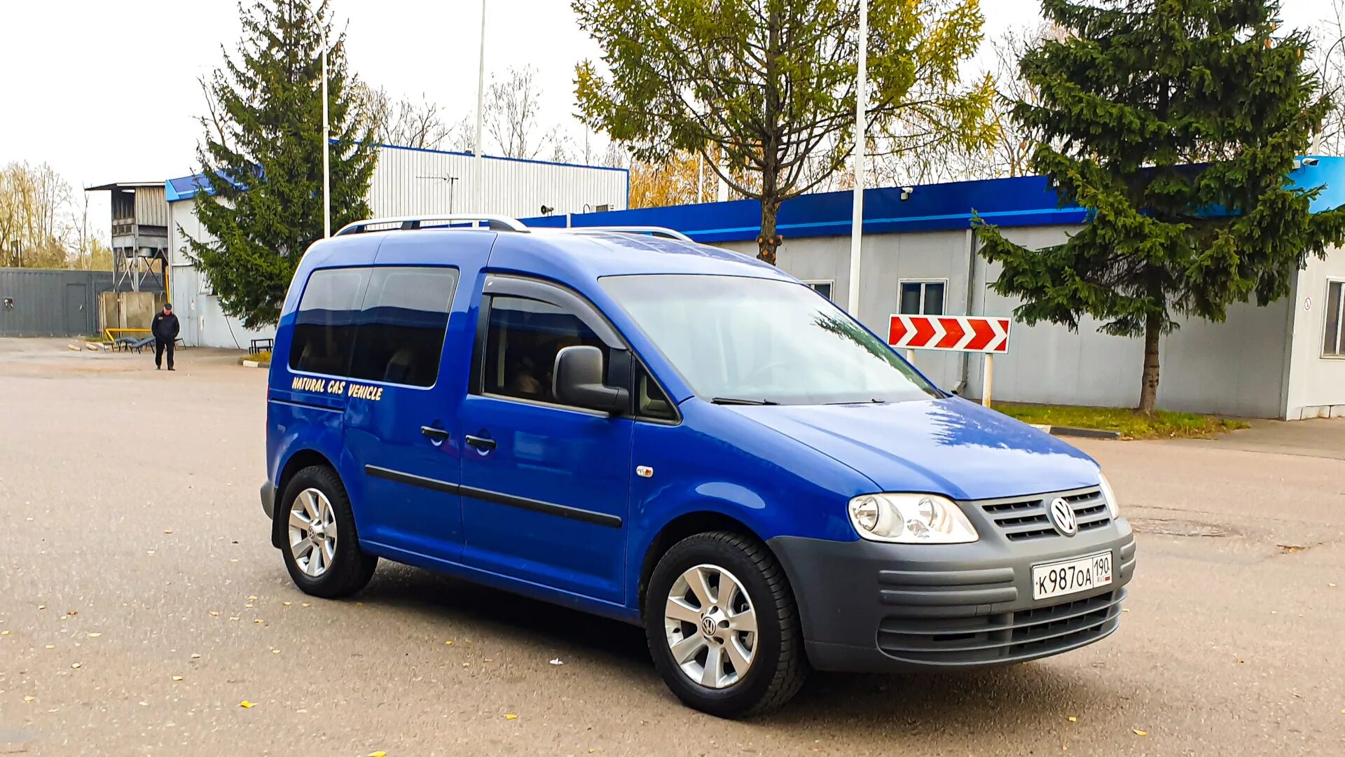 Микроавтобус фольксваген кар. Volkswagen polo 1. Фольксваген кадди 7 местный. Red vw caddy 2013. Авито чувашия фольксваген.