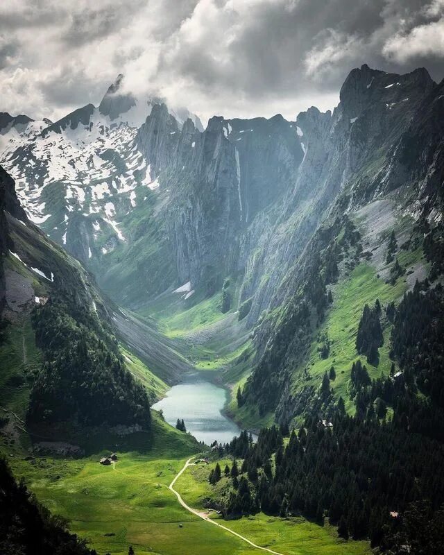 The mountains in are beautiful. Озеро Фелен, Швейцария. Швейцария гори. Озеро Шапор Швейцария. Долина Гриндельвальд Швейцария.