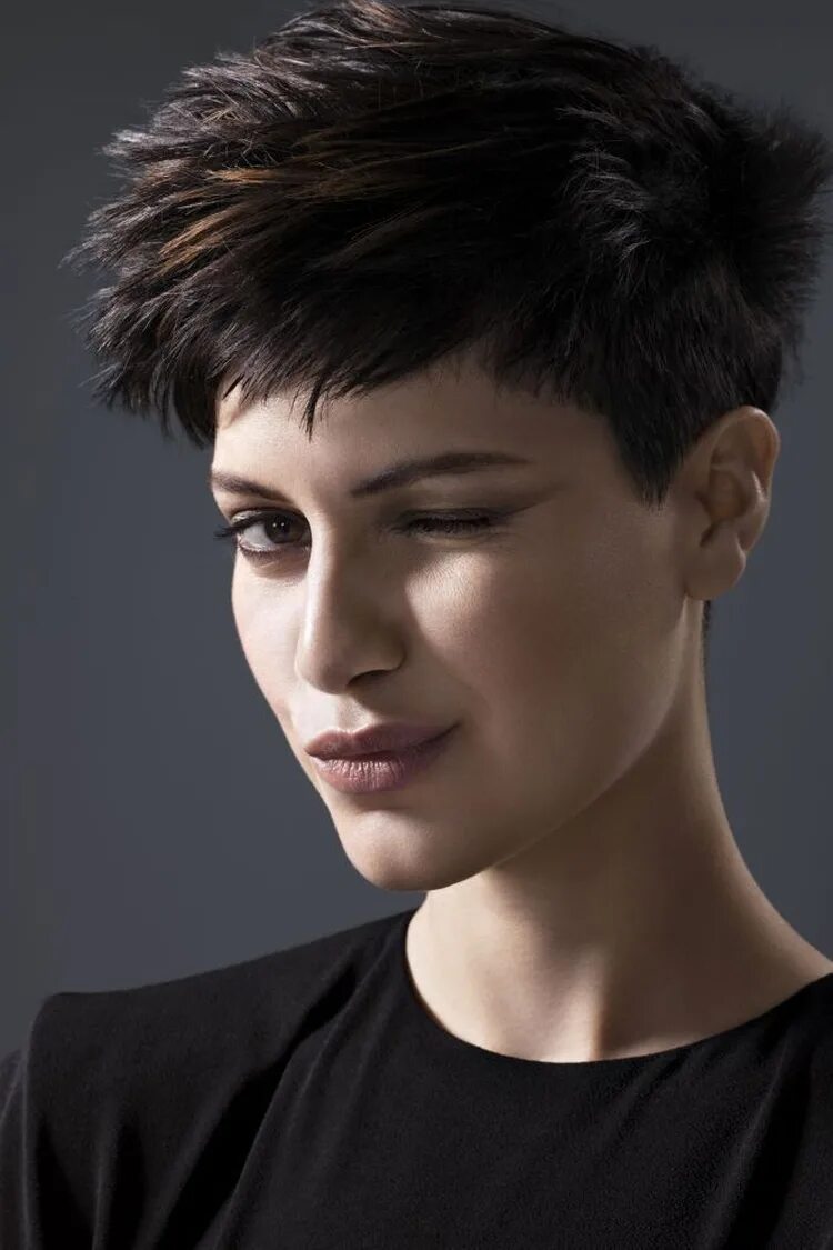 блондинка с короткими волосами. мина сувари стрижка.