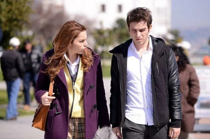 Zeyker kiss. В ожидании солнца 38. В ожидании солнца сериал аксель. Гюнеши беклеркен. В ожидании солнца 38.