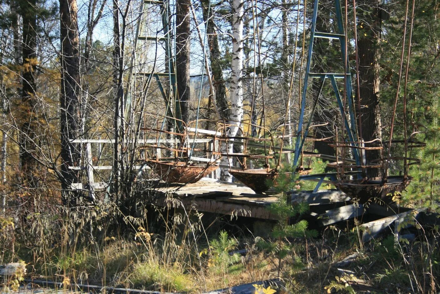 Лагерь звонкие голоса. Пионерлагерь звонкие голоса 1985 года. Омск Пионерский лагерь в 2000 годах с качелей лодочка.