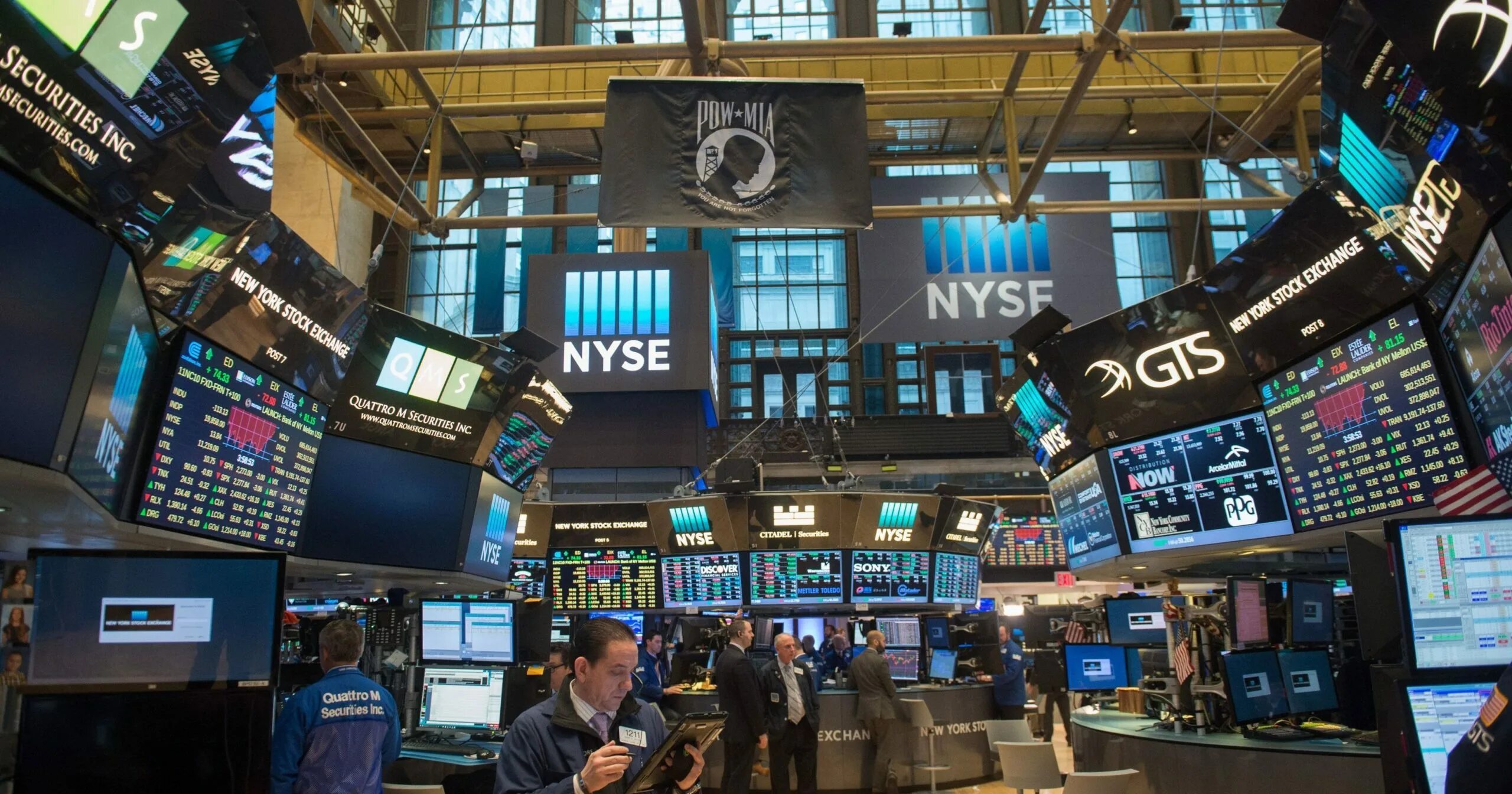 Фондовая биржа NYSE. Нью-Йоркская фондовая биржа (New York stock Exchange -- NYSE). Торговый зал биржи на Уолл стрит. Wall Street NASDAQ. Фондов рынок сайт