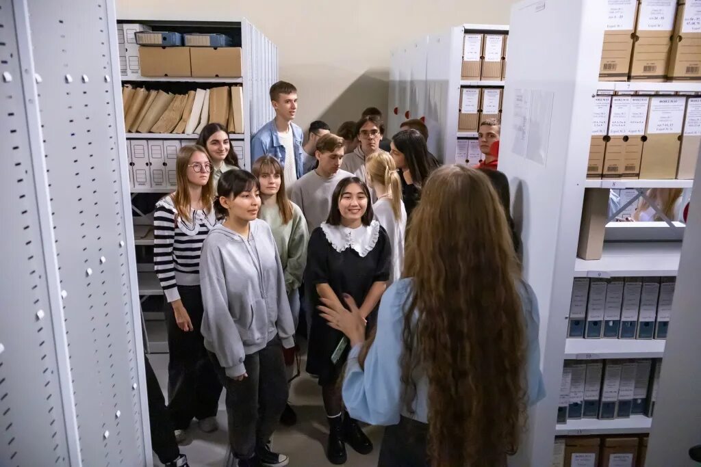 девушка студент. муниципальный архив. студент с книгами. архив студентов. подростки обсуждают книги - рисованные картинки.