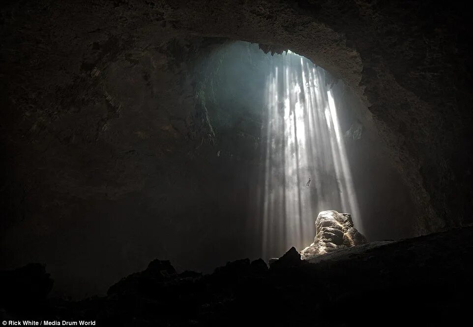 Таинственная пещера. Свет из пещеры. Свет в пещере. Освещенная пещера.