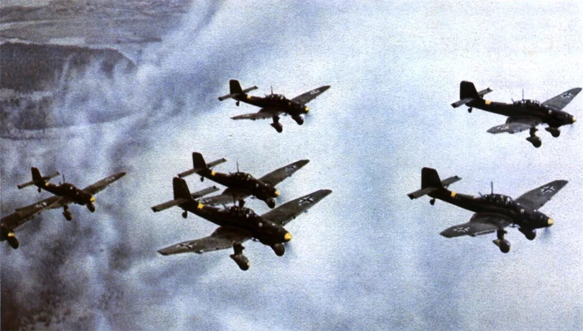 Налет люфтваффе. Junkers ju 87 бомбометание. ju 87 авианалет. юнкерсы 87 бомбят 1941-1942. ю87.атака.