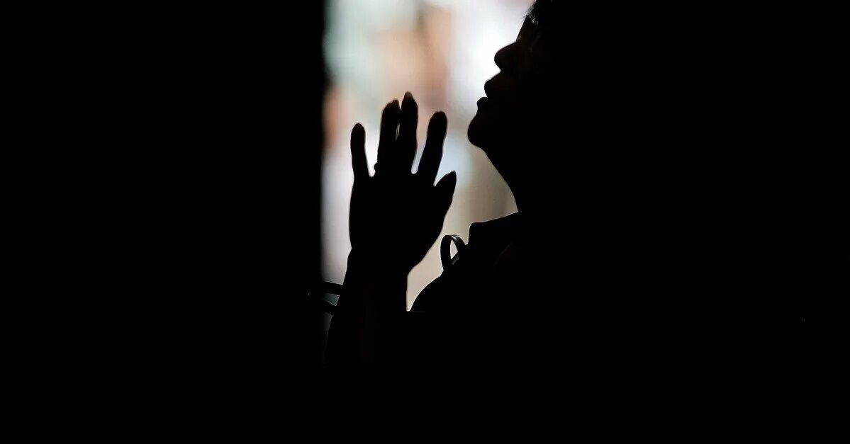 Темная комната. Лунный свет в окне. Человек на коленях в храме. Вода в темной комнате. Страшная ночная комната.