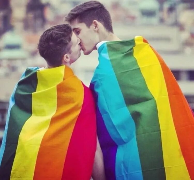 под флагами любви. влюбленные девушки лгбт. флаг россии. под флагами любви. флаг испании сердце.