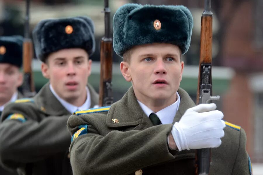 Военная форма. Солдат Российской армии. Солдаты Военная форма. Парень в военной форме.