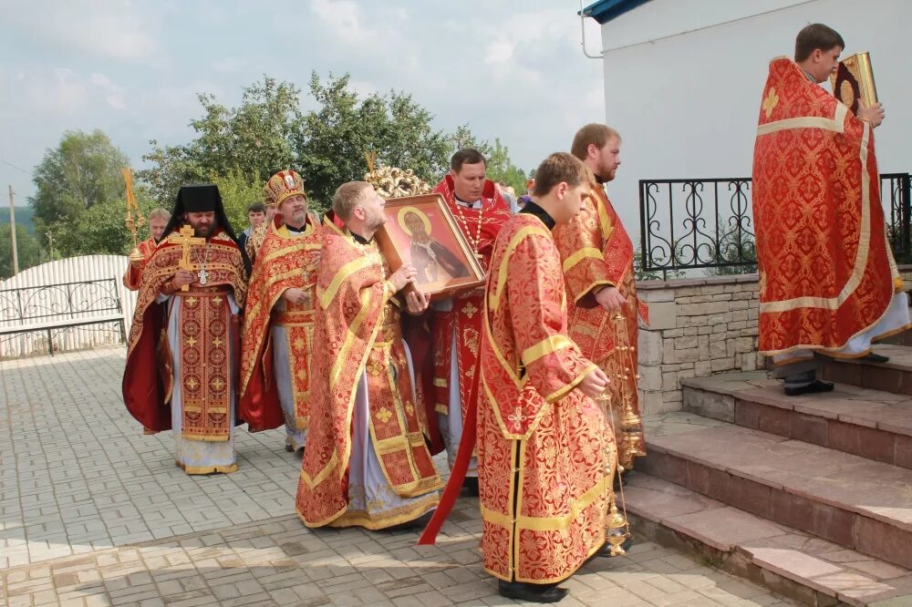 богослужение на петра и павла в 2021 троицкий собор. служба в храме серафима саровского в балашихе. богослужение в храме апрелевки. храм натальи в москве. богослужение в храме апрелевки.