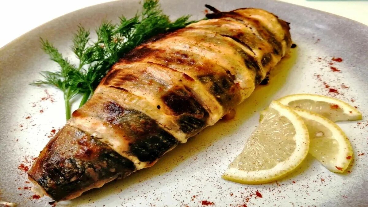 Скумбрия запеченная в духовке с луком. Скумбрия в луке в духовке. Скумбрия запеченная в духовке с луком. Скумбрия в соусе. Скумбрия фаршированная овощами.