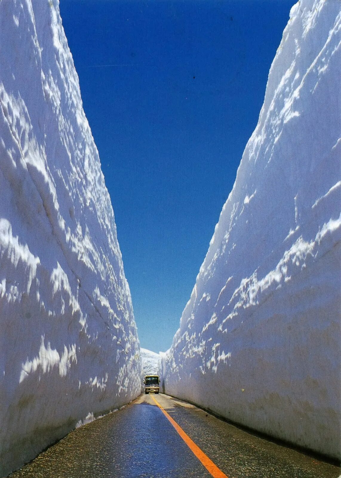 Татеяма Куробе. Татэяма Куробэ. Дорога Татэяма Куробэ, Япония. Tateyama Kurobe Alpine Route. Сугробы бывают