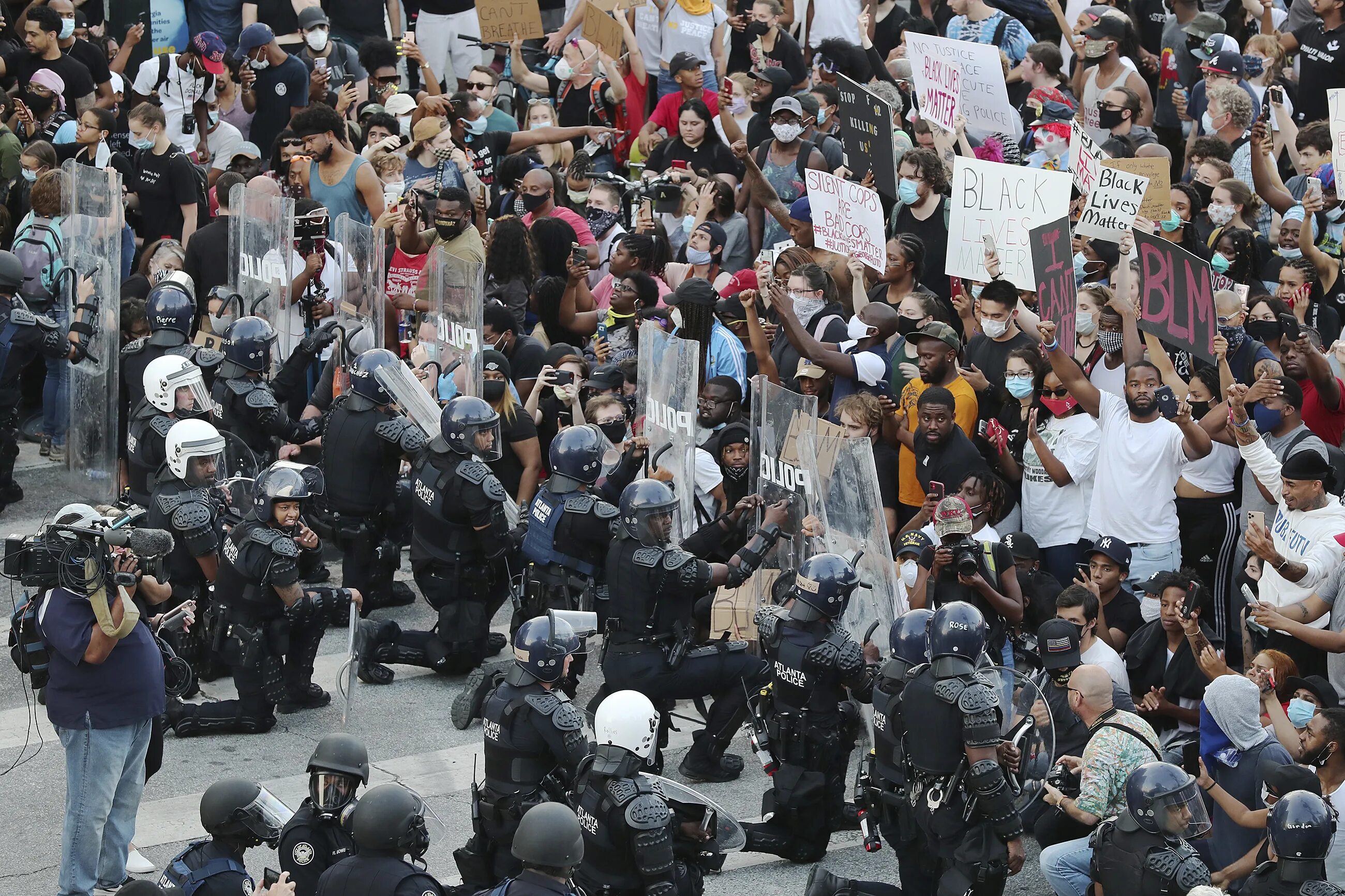 Что такое протест. Массовые беспорядки в США 2020. Протесты в США 2020. Человек толпы.