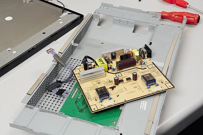 Ремонт монитора undefined. Разобранный ЖК монитор. Разборка ЖК монитора. ЖК монитор внутри. ЖК монитор для платы.