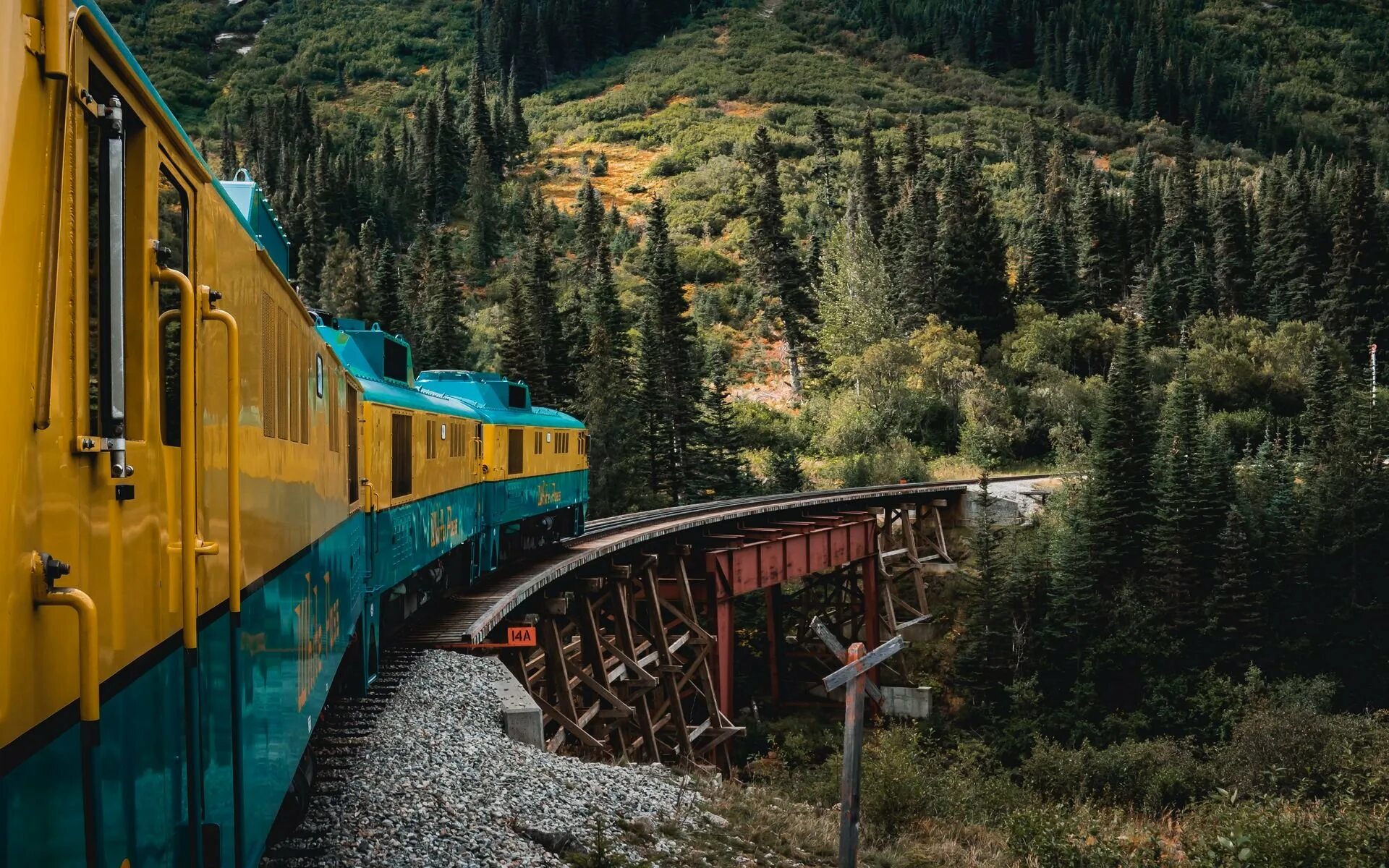 Железная дорога c. Железная дорога. Красивый поезд. Поезд в горах. Поезд картинка.