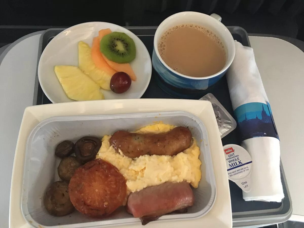 Самолете дают еду. Еда в самолете. Обед в самолете. Завтрак в самолете. Еда в самолете бизнес класс.