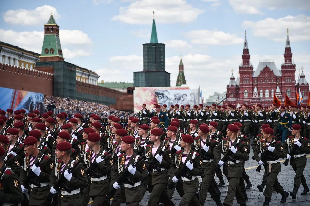 Видео парада победы в москве. ОДОН парад Победы. Парад дивизия Дзержинского красная площадь. «9 Мая на красной площади» :: Игнатьев Пëтр Михайлович. Парад 9 мая на красной площади Росгвардия.