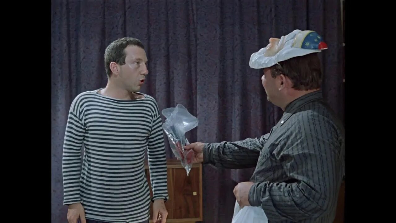 Там мама джентльмены удачи. Город в джентльменах удачи. Леонов джентльмены удачи. Джентльмены удачи 1971 хмырь. Джентльмены удачи 1971 кадр с дачи.