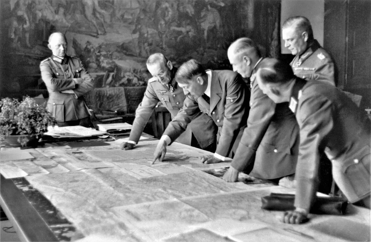 Гитлеровский план барбаросса. Адольф Гитлер 1941. Гитлер и генералы у карты. Адольф Гитлер с картой. Адольф Гитлер план Барбаросса.