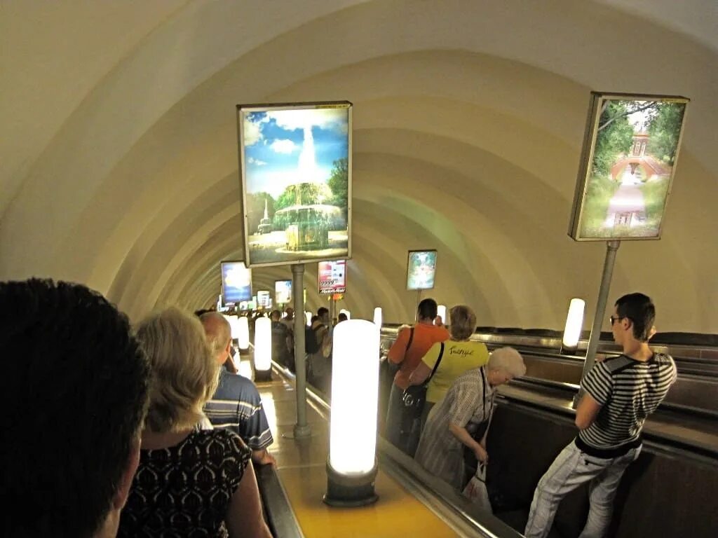 Реклама в метро санкт петербурга. Реклама в метро спб на эскалаторах. лайтбокс метро спб эскалатор. реклама в метрополитене спб.