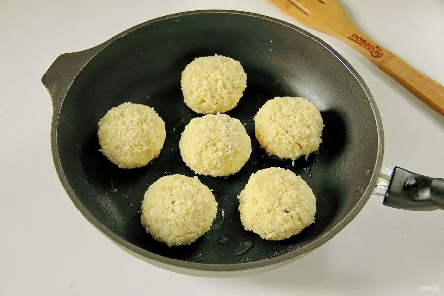 Кус кус с котлетой. Котлеты с кускусом. Котлетки из индейки с кус-кус. Котлеты с кускусом. Котлетки из индейки с кус-кус.