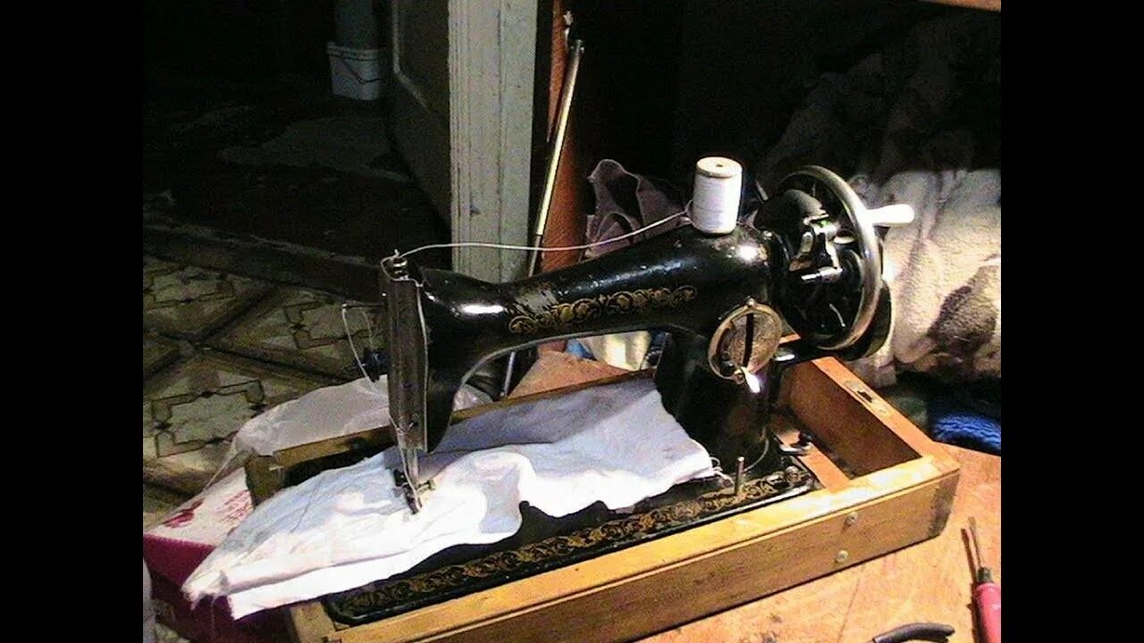 Настроить старую ручную швейную машинку. Швейная машинка ПМЗ (Singer) челнок. ПМЗ 1 швейная машинка. ПМЗ им Калинина швейная машина. Подольск 1м швейная машинка Чайка.