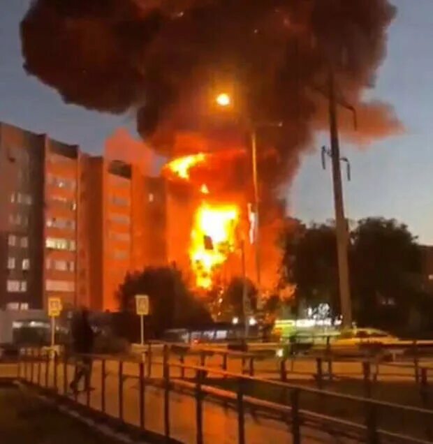 Пожар большого здания. Горящий самолет. Дом в Ейске пожар. Самолёт врезался в дом. Сбили самолет сегодня в краснодарском крае