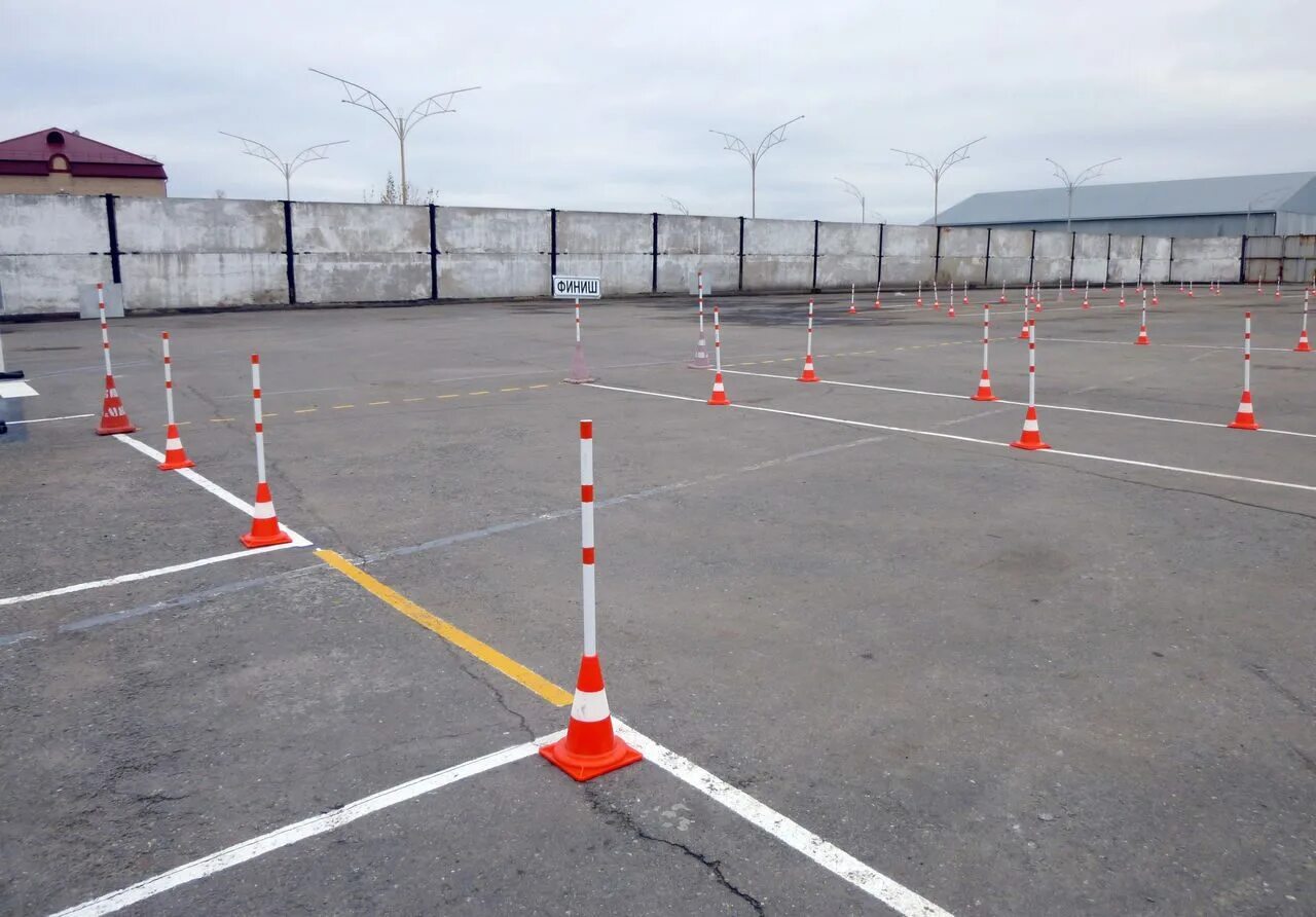 видео автодром гараж. заезд в гараж задним ходом на автодроме. гараж автодром. заезд в гараж гаи. гараж экзамен на автодроме.